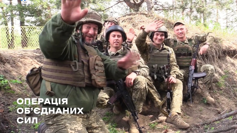 Військові з передової записали відео-привітання із Днем матері