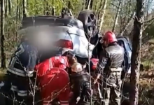 На Сумщині рятували 27-річну водійку, яку затиснуло у перекинутій автівці