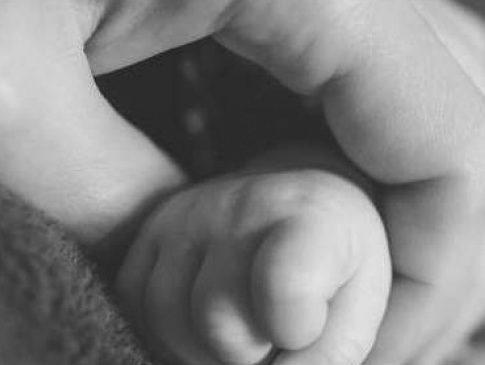 На Чернівеччині 33-річна жінка народила дитину та закопала на околиці