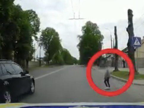 У Луцьку оштрафували водійку, яка не пропустила дитину на переході