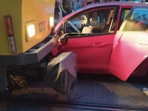 У Львові водійка з 3-річною дитиною у салоні врізалася у трамвай
