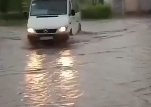 Автомобілі плавають: у місті на Волині - потоп
