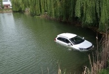 У Луцьку у водоймі «плаває» авто