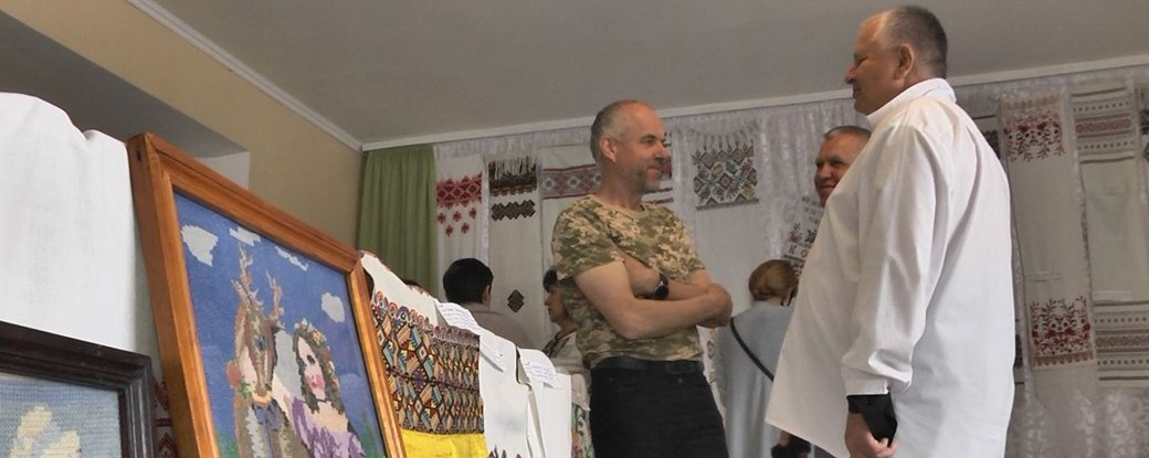 У Луцьку на виставці вишиванок збирають гроші для військових