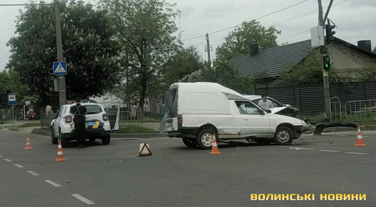 ДТП у Луцьку: від удару авто злетіло на узбіччя