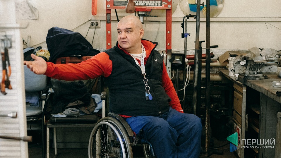 Прикутий до інвалідного візка лучанин переробляє авто на ручне кермування