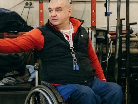 Прикутий до інвалідного візка лучанин переробляє авто на ручне кермування