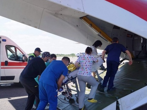 Літаком в столицю транспортували 3-річну дитину з тотальним ураженням легень
