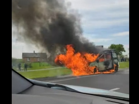 На Волині посеред дороги загорілося авто