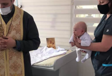 У дитячій лікарні охрестили хлопчика, якого залишили у «Вікні життя»