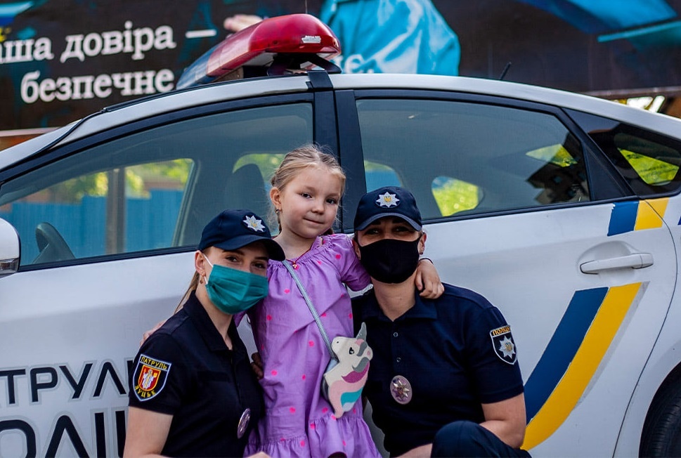 Луцькі патрульні зробили сюрприз 4-річні дівчинці, яка мріє стати поліцейською