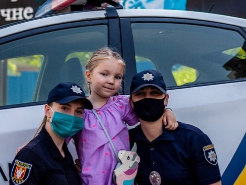 Луцькі патрульні зробили сюрприз 4-річні дівчинці, яка мріє стати поліцейською