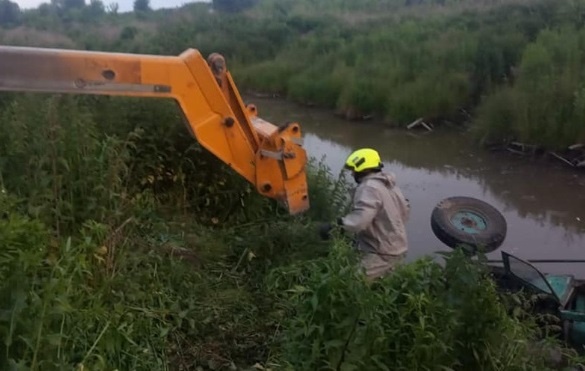 На Рівненщині тракторист перекинувся у водойму і загинув