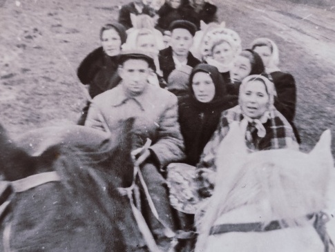 Показали світлину весільного кортежу на Волині у 1950 році