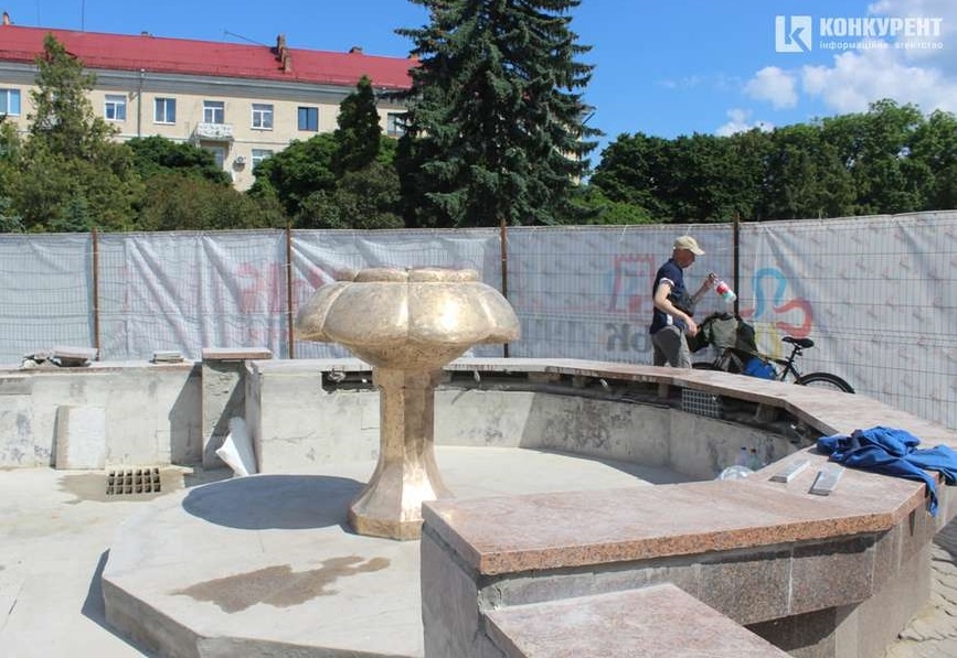 Розпочали ремонт фонтану над входом у центральний парк Луцька