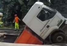 У Житомирі вантажівка провалилася під землю