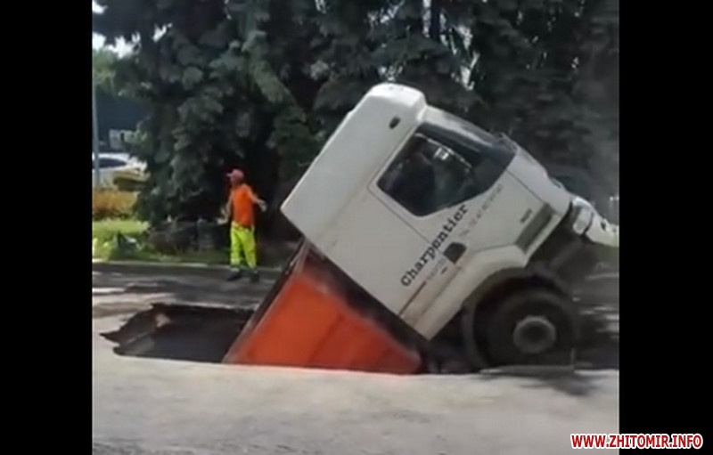 У Житомирі вантажівка провалилася під землю