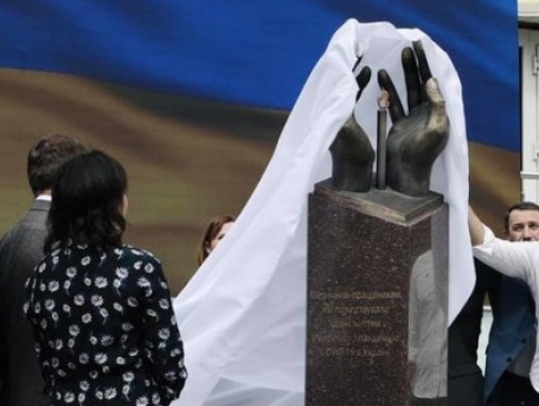 У столиці відкрили пам'ятник лікарям, які померли від коронавірусу