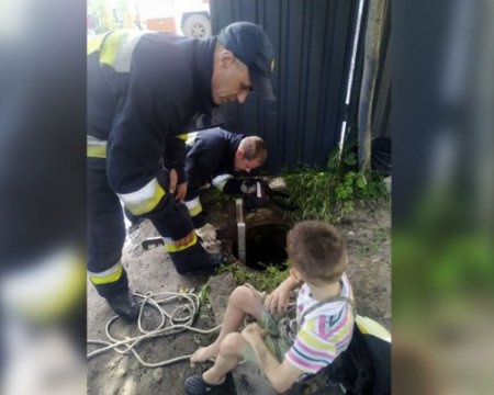Рятувальники дістали 6-річного хлопчика з каналізаційного колодязя