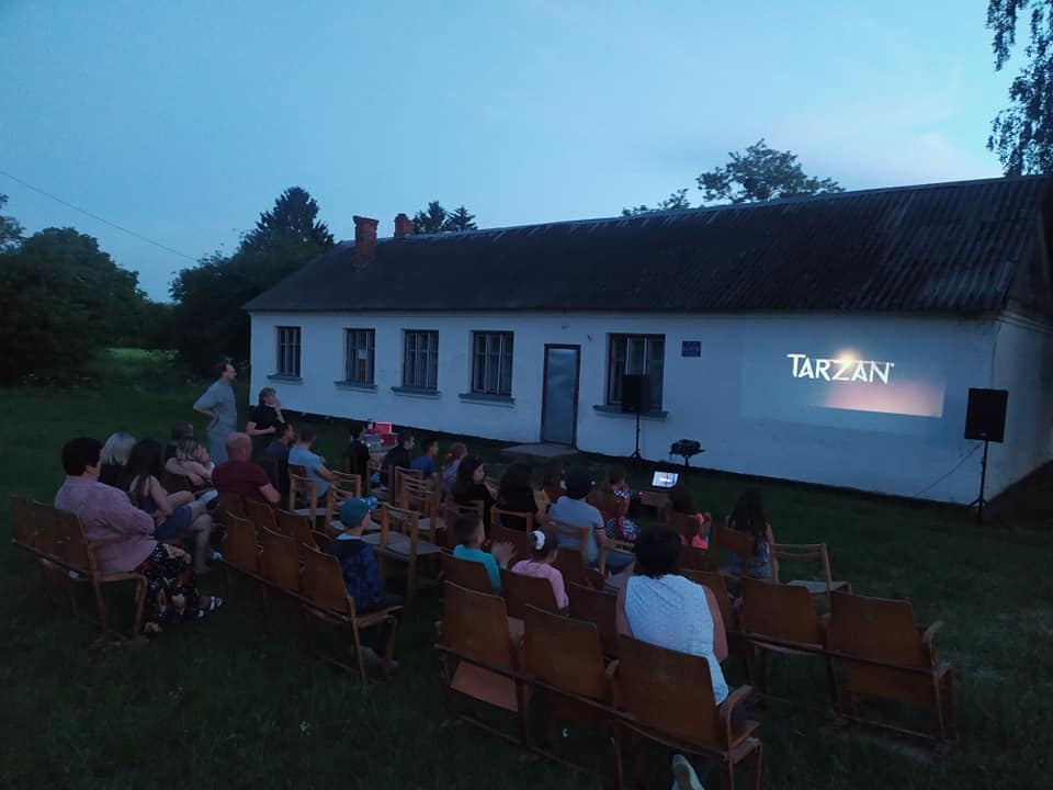 У селі на Волині облаштували кінотеатр просто неба