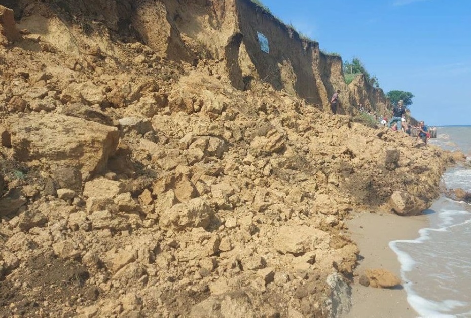 Трагедія на пляжі Одещини: під землею шукають людей