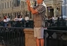 У Санкт-Петербурзі музикант на стільці зіграв гімн України