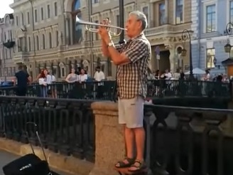 У Санкт-Петербурзі музикант на стільці зіграв гімн України