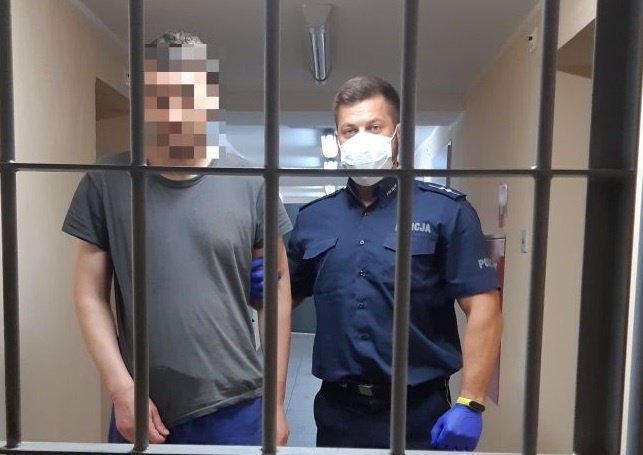 У Польщі заарештували 31-річного українця, який бив і душив матір