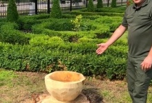 Рівненський лісівник вирізьбив із поваленого дерева чашу