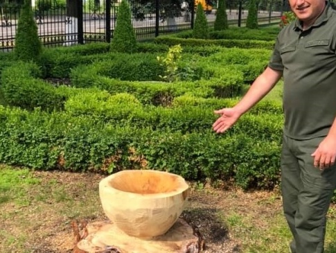 Рівненський лісівник вирізьбив із поваленого дерева чашу