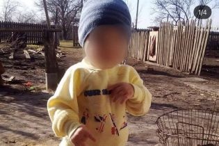Помер 2-річний хлопчик, якого зв'язаного порізав співмешканець матері