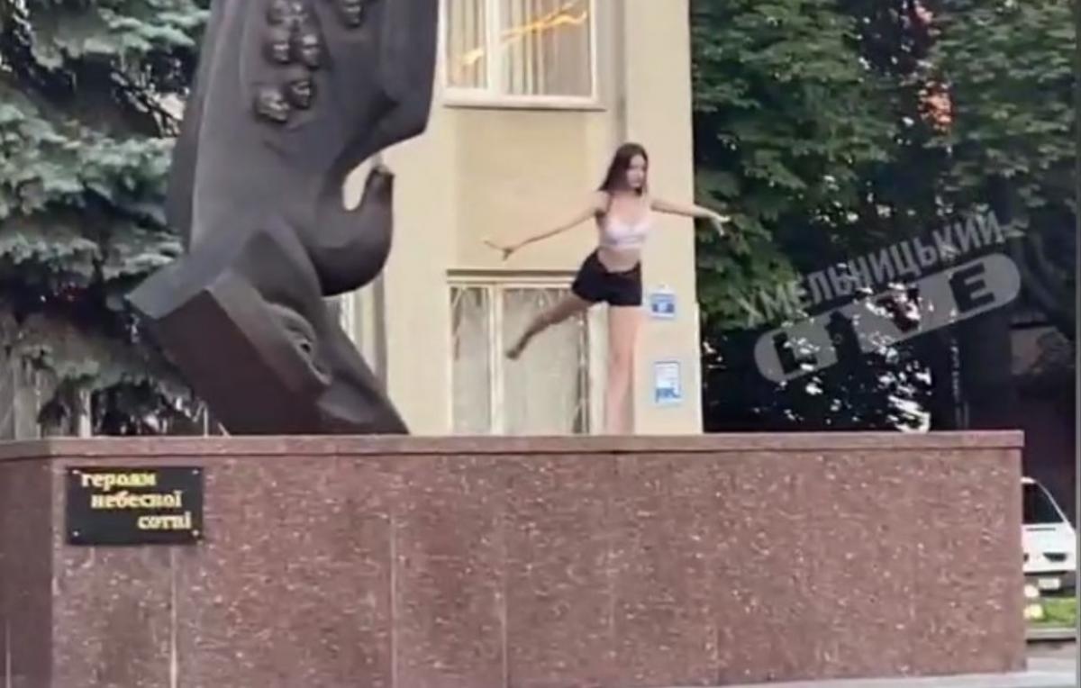 У Хмельницькому дівчина влаштувала танці на пам'ятнику Героям Небесної сотні