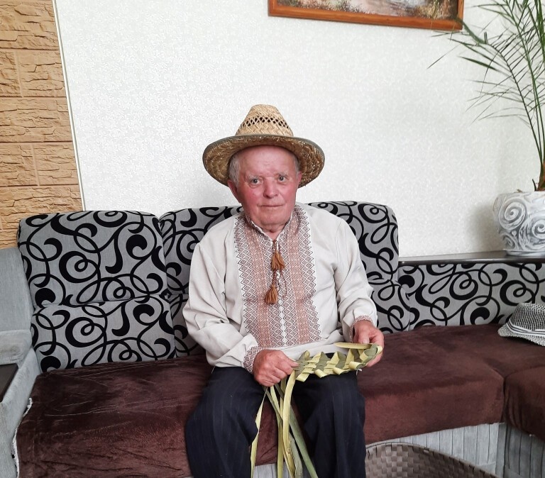 87-річний волинянин плете постоли і навчає цьому онуків