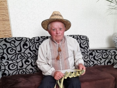 87-річний волинянин плете постоли і навчає цьому онуків