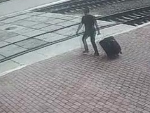 Волинянин на вокзалі поцупив валізу і продав з неї речі