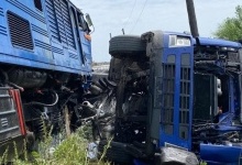 На Закарпатті вантажівка врізалася в пасажирський потяг