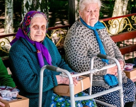 95-річна волинянка завдяки волонтерам нарешті побувала на могилі доньки