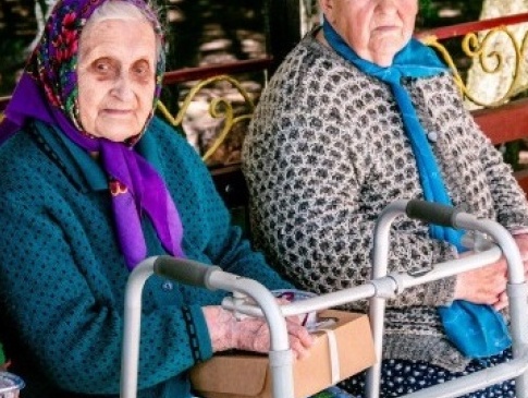 95-річна волинянка завдяки волонтерам нарешті побувала на могилі доньки