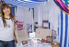 Українська майстриня робить жіночі прикраси з писанок та яєчної шкаралупи