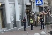Стриптиз у центрі Києва на дорожньому знаку (відео)