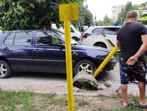 Подробиці аварії у Луцьку, в якій водій вилетів на тротуар