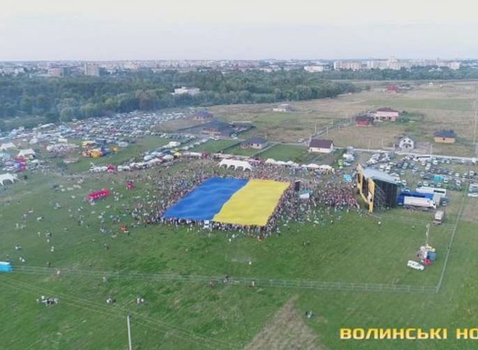 На «Бандерштаті» біля Луцька розгорнули найбільший прапор України