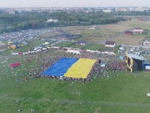 На «Бандерштаті» біля Луцька розгорнули найбільший прапор України