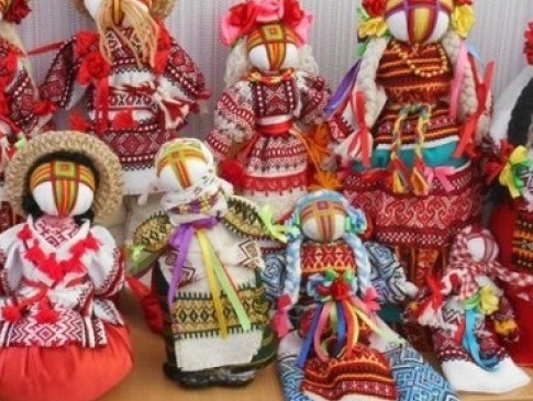 Лучанка виготовляє ляльки-мотанки бійцям на Схід