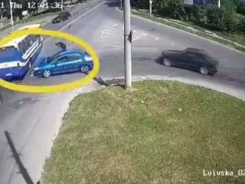 Оприлюднили відео аварії, де легковик врізався у рейсовий автобус у Луцьку