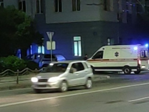 У Луцьку хлопець біля будівлі поліції вистрелив працівнику ЗМІ в живіт