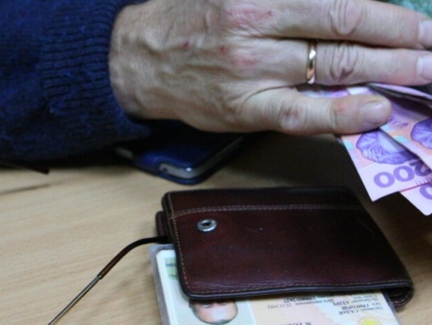 Як пенсіонерам знову отримувати пенсію в Укрпошті, а не у банку?
