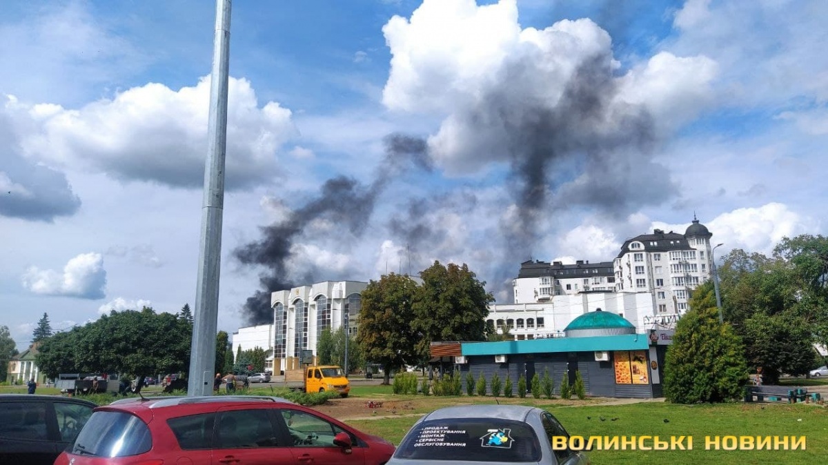У Луцьку біля заводу - пожежа: чорний дим заполонив небо