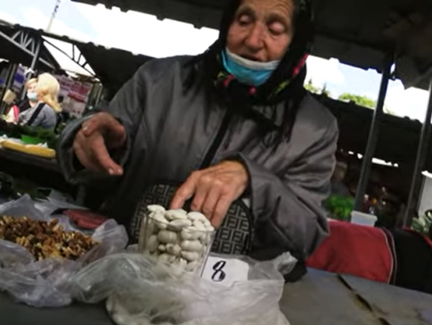 У Луцьку волонтери скупили всі продукти у бабусі зі зламаною рукою