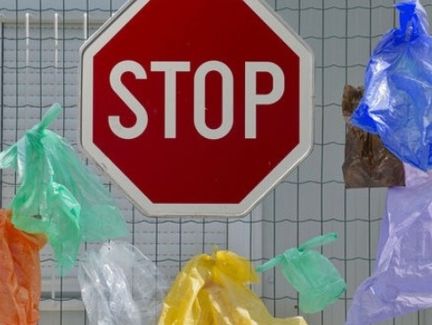 Українців штрафуватимуть за пластикові пакети